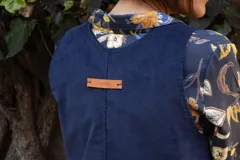 Camisa azul marino con estampado floral en tonos naranja, amarillo y blanco, de corte clásico y manga larga.