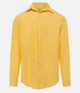 Camisa celeste de lino con cuello camisero, abotonadura frontal y mangas largas.