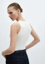 Musculosa blanca de tejido de punto fino con cuello redondo y tirantes anchos.