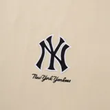 Remera negra de manga corta con cuello redondo y logo de los New York Yankees estampado en el pecho.