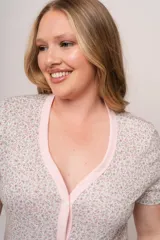 Pijama de algodón estampado con flores, compuesto por una camisa de manga corta con botones y un short.