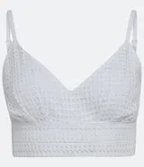 Blusa cropped blanca de laise con escote en pico, tirantes finos y bajo ancho.