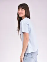 Remera celeste de algodón con estampado de flor y texto "Real View".