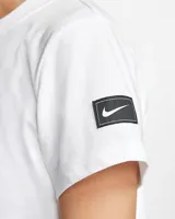 Remera de manga corta y diseño cropped, con estampado colorido en el frente.