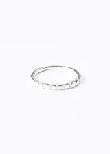 Anillo fino de plata 925 con textura martillada. Diseño minimalista y delicado.