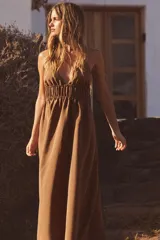 Vestido midi color marrón confeccionado en tejido fluido, con escote pico y tirantes finos cruzados en la espalda ajustables con lazada.