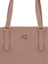 Cartera shopper de PU color marrón claro, con formato rígido, doble asa de hombro y cierre superior con cremallera. Incluye logo metálico de la marca y bolsillo interno.
