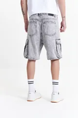 Bermuda de jean azul con efecto lavado, corte recto y bolsillos cargo laterales.