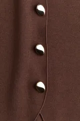 Chaleco marrón de punto con cuello redondo y botones dorados.