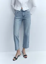 Pantalón de jean celeste de corte recto, tiro medio y largo cropped.