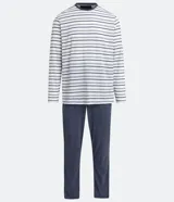 Pijama masculino de dos piezas, compuesto por una remera de manga larga y cuello redondo, y un pantalón largo. La remera es blanca con rayas horizontales en tonos gris, azul marino y verde claro. El pantalón es de color azul jaspeado.