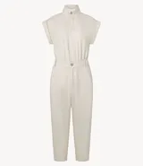 Mono largo color crema de sarga de algodón con elastano, cuello alto con botón, sin mangas, bolsillos laterales y trabillas en la cintura.