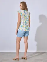 Blusa estampada de flores, con cuello fruncido y escote en V, de la marca Floral & Ivy.