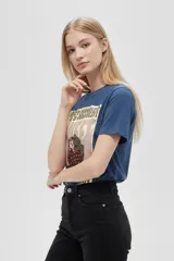 Remera blanca de algodón con estampado de texto y dibujo de naranja.