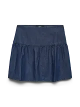 Pollera corta de denim azul medio, con tiro medio y cierre de cremallera. Presenta un diseño con un volante fruncido en el ruedo.