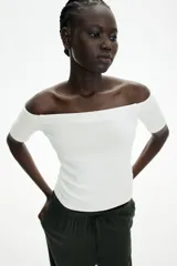 Top blanco de punto acanalado con escote off-the-shoulder, mangas cortas y corte ceñido.
