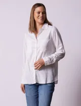 Camisa marrón de lyocell, marca Dash. Cuello con solapa y abertura central con botones. Largo de manga regulable con presilla y botón. Delantera con bolsillos aplicados.