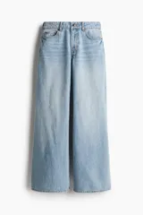 Pantalón de jean celeste de corte acampanado, tiro alto y cinco bolsillos.