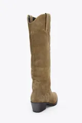 Bota alta color marrón de serraje, con puntera terminada en punta y taco cuadrado.