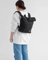 Mochila acolchada color ladrillo con cierre superior enrollable, correas ajustables y logo estampado en blanco.