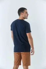 Remera de hombre azul marino, de manga corta, con cuello redondo y logo estampado en el pecho.