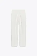 Pantalón capri blanco de tiro alto con bolsillos delanteros de vivo y cierre frontal con cremallera, botón interior y gancho metálico.
