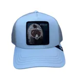 Gorra trucker Goorin Bros color blanco con paneles de malla beige y parche bordado de un oso con la palabra "Murder".