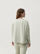 Sudadera deportiva azul marino de patrón holgado con aberturas laterales.