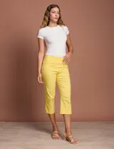 Pantalón capri amarillo de gabardina elastizada marca Ruby Rd, con pretina ancha elastizada, bolsillos delanteros simulados y bolsillos traseros aplicados.