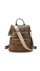 Mochila negra de símil cuero con apertura superior y tres bolsillos frontales con cierres metálicos. Incluye bolsillos laterales y tres bolsillos internos. Tiene correa larga de galón regulable para usar como bandolera y correas para colgar en la espalda.