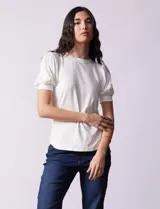 Remera de modal negra, marca Tahari, con cuello redondo y mangas cortas abullonadas con puño.