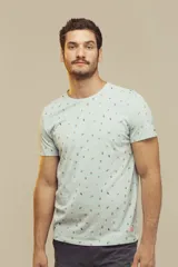 Remera celeste con estampado de figuras geométricas en tonos naranja y verde.