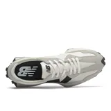 Championes New Balance modelo MS327FE, color blanco roto (sea salt) con detalles en gris claro y logo 'N' grande en negro. Presentan una silueta retro-running con entresuela de EVA y suela dentada de goma.