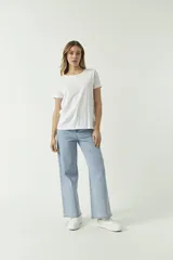 Remera blanca de algodón, manga corta y cuello redondo.