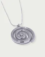 Collar plateado con dije en forma de espiral.