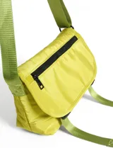 Bandolera amarilla con correa verde regulable, cierre superior con cremallera y bolsillo frontal con cremallera.
