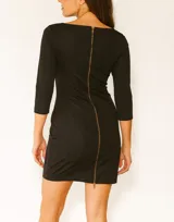 Vestido corto negro ajustado al cuerpo, con escote en V y mangas 3/4.