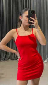 Vestido corto al cuerpo color rojo, con breteles finos y escote recto.