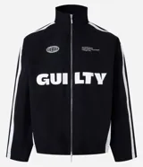 Campera deportiva negra con cuello alto y cierre frontal. Presenta franjas blancas contrastantes a lo largo de las mangas y detalles gráficos en blanco en el pecho, incluyendo la palabra "GUILTY" en grande.