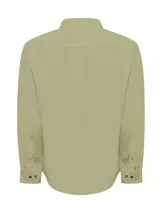 Camisa de manga larga color verde olivo, con bolsillo en el pecho y botones de madera, confeccionada en popelina de algodón orgánico.