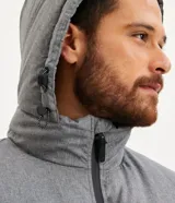 Campera deportiva azul marino con capucha ajustable, cuello alto, cierre frontal con cremallera y bolsillos laterales con cremallera.