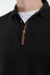 Sweater de tejido elastizado de algodón y poliéster color borgoña. Cuello a la base estilo tunecino con pequeños botones y tela interior de algodón blanco unida debajo del escote.