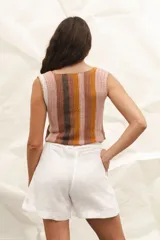 Short color crema de lino, con cintura elástica y lazo ajustable.