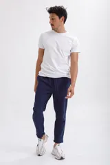 Pantalón de jogging azul marino con cintura elástica ajustable con cordón.