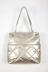 Cartera negra acolchada con diseño de rombos, asa de cadena y correa ajustable para el hombro.