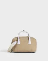 Cartera bowling color beige con detalles en blanco, doble asa corta de mano y correa regulable desmontable.
