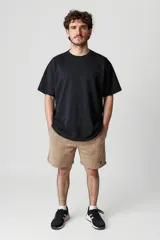 Remera negra de corte clásico, con cuello redondo y mangas cortas.