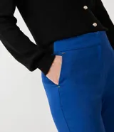 Pantalón de vestir color verde claro, de corte recto, con bolsillos laterales y traseros.