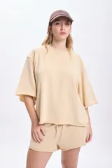 Remera de manga corta color amarillo con efecto lavado.