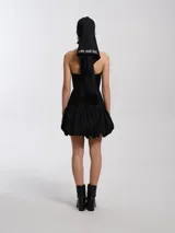 Minifalda negra de nylon con pretina alta, cierre delantero y forro de algodón.